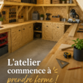 Un atelier créatif spacieux avec diverses fournitures et des décorations inspirantes.