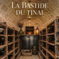 Vue panoramique de la bastide du Tinal entourée de verdure