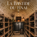 Vue panoramique de la bastide du Tinal entourée de verdure