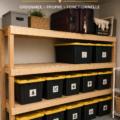 Une pièce de rangement soigneusement organisée avec des boîtes étiquetées et des étagères bien disposées.