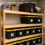 Une pièce de rangement soigneusement organisée avec des boîtes étiquetées et des étagères bien disposées.