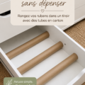 Un coin créatif organisé avec des tubes en carton pour le rangement des rubans.