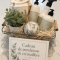 Une belle sélection de cadeaux de crémaillère sur une table décorée.