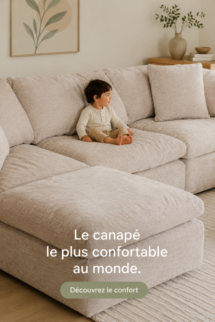 Un canapé moderne et confortable dans un salon chaleureux