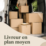 Femme souriante tenant un livre en cadeau
