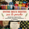 Un porche joliment décoré avec des plantes et des meubles confortables.