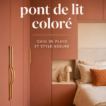 Dressing coloré et stylé dans une chambre moderne avec des étagères et des tiroirs