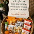 Personne examinant des objets d'occasion dans un marché local.