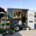 Vue d'une boutique mobile de plantes à Tacoma, pleine de verdure et de couleurs