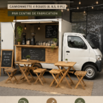 Camion à café mobile dans un événement festif, prêt à servir des boissons chaudes.