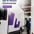 Le camion électrique BrightDrop sur une route, mettant en valeur son design moderne et écologique.