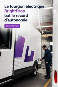 Le camion électrique BrightDrop sur une route, mettant en valeur son design moderne et écologique.