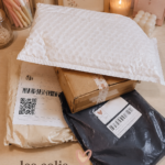 Un colis joliment emballé avec un message d'affection sur label.