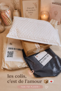 Un colis joliment emballé avec un message d'affection sur label.