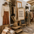 Une femme émerveillée par les produits d'une boutique mobile en train de faire ses courses.