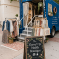 Vue extérieure de la boutique mobile GypsyTrip avec son camion coloré et ses trésors en exposition.