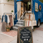 Vue extérieure de la boutique mobile GypsyTrip avec son camion coloré et ses trésors en exposition.