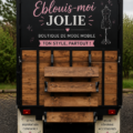 Image d'une boutique mobile de mode Bedazzle Me Pretty avec une sélection de vêtements