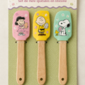 Set de spatules en silicone Snoopy sur un plan de travail de cuisine