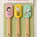 Set de spatules en silicone Snoopy sur un plan de travail de cuisine