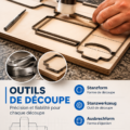 Différents outils de découpe disposés sur une table de travail avec des créations en arrière-plan