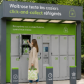 Un casier réfrigéré de Waitrose rempli de produits frais prêts à être collectés.