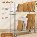 Chariot en fer élégant servant de rangement dans un salon