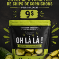 Paquet de chips de pickle sur une table d'apéritif