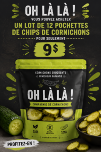 Paquet de chips de pickle sur une table d'apéritif