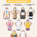 Une enseignante souriante portant un costume coloré d'Halloween devant sa classe.
