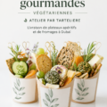 Coupe végétarienne colorée avec des légumes frais et des dips