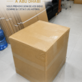 Une femme souriante utilisant un service de déménagement à Abu Dhabi