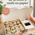 Boîte à sushi en papier décorée avec soin, prête à être servie.