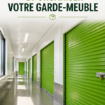 Unité de stockage bien organisée avec des boîtes étiquetées et des étagères