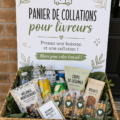 Panier rempli de snacks variés prêt à être offert à un livreur
