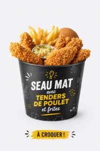 Cuisine chaleureuse avec des plats bien rangés et décoratifs, symbole d'organisation efficace.