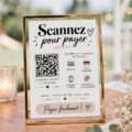 Affiche de paiement personnalisée avec QR code en bois élégant sur un comptoir.