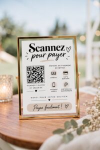 Affiche de paiement personnalisée avec QR code en bois élégant sur un comptoir.