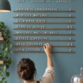 Tableau de menu minimaliste en bois dans un café moderne