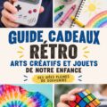 Un table des fournitures artistiques rétro et jouets vintage sur une table en bois