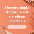 Une femme souriante offrant un cadeau à un client satisfait, symbolisant l'appréciation dans les relations professionnelles.