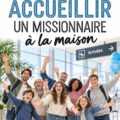 Un groupe de proches accueille joyeusement un missionnaire de retour chez lui avec des décorations festives.