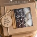 Un kit S'Mores fait maison avec des biscuits, chocolat et guimauves.
