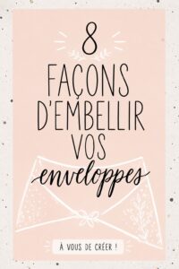 Enveloppes décorées avec du washi tape et des autocollants colorés, prêtes à être envoyées.