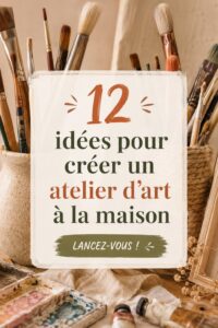 Un studio d'art aménagé avec des fournitures colorées et des œuvres d'art.